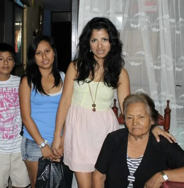 Jackeline con su familia en Perú